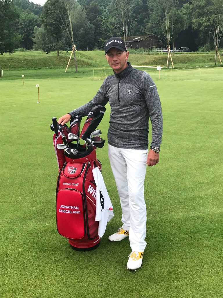 Jonathan Strickland mit Testschlägern beim Trackman-Fitting auf der Driving Range in Duisburg