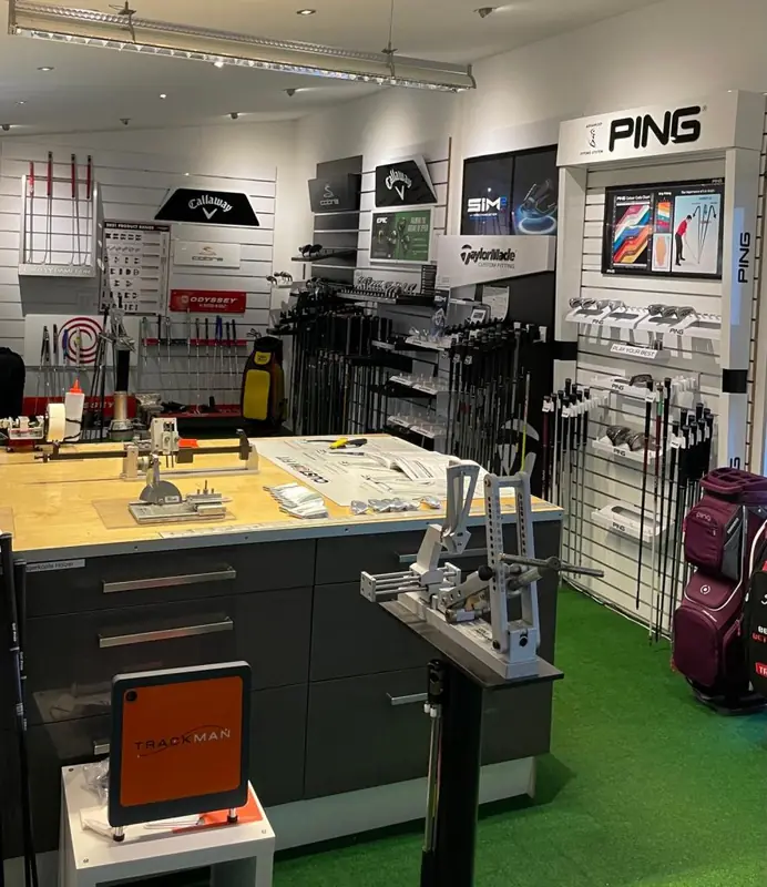 Griffwechsel an einem Golfschläger in der Werkstatt in Duisburg